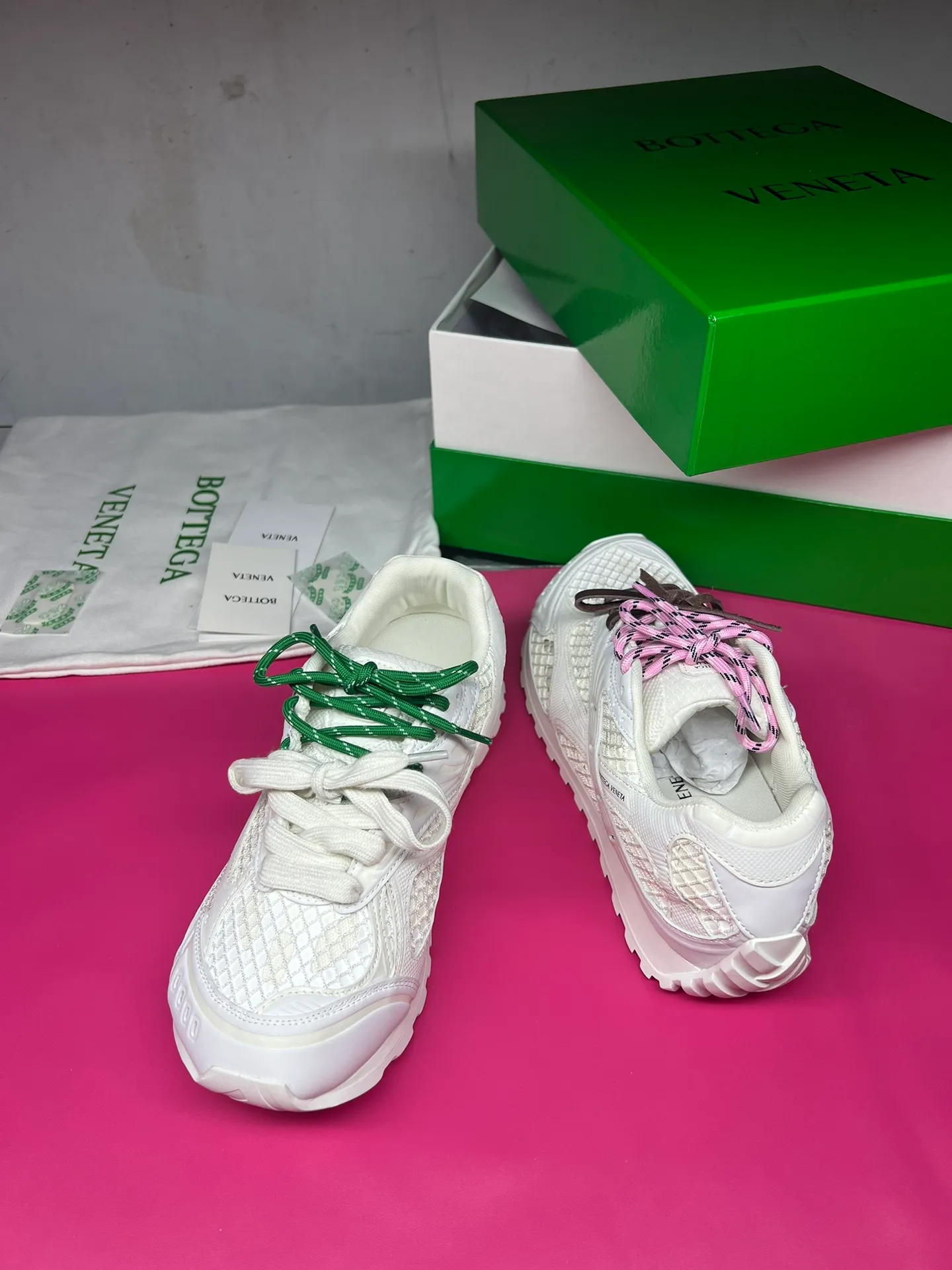 👟👟Ex-factory price 600👟👟 Men's size +10 Real photos 🔥🔥BV Orbit sneakers Wang Yibo's same style couple's dad shoes Runner sneakers, made of lightweight technical mesh fabric. Matched with geometric pattern designed rubber outsole, Wang Zha series high version. Look for the package technology. It is actually a lot taller, but the legs are still slim. Very nice, playable and durable. Matched to the standard💯 Package shoe technology. Look for the high version. The outsole is made of color-blocked TPU outsole. Women's model 35 36 37 38 39 40 41 42 (40 41 42 43 44 45 customized) (Customer logo can be accepted without refund or exchange at a favorable price) Equipped with original packaging